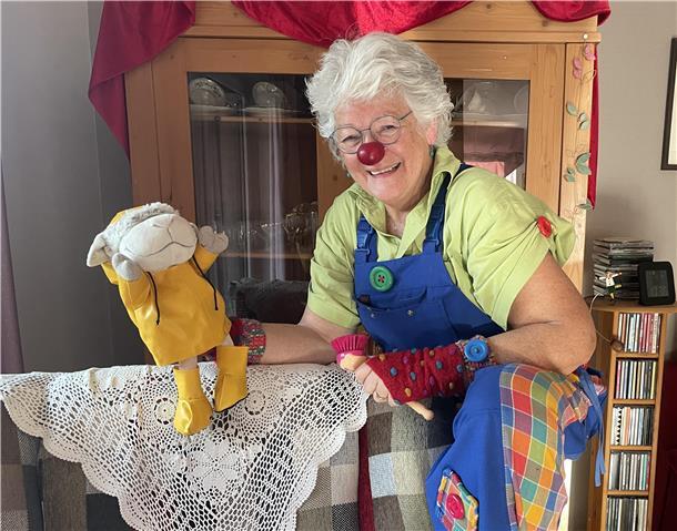 Wie Bella Knopf ihren inneren Clown entdeckte Weiblicher Clown mit Handpuppe