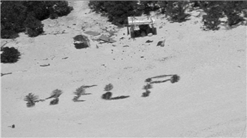 „Bemerkenswertes Zeugnis ihres Willens, gefunden zu werden“: „Help“ mit Palmwedeln auf Sand geschrieben.