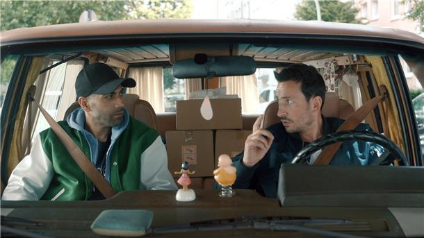 TV-Deutschland: Der Dunkelhäutige bekommt die Klischeerolle Ben (Benaissa Lamroubal, links) und Ramon (Arnel Taci) in einer Szene der TV-Serie „Ethno“, die ab Freitag zu sehen ist.