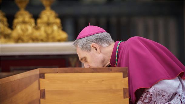 Gänswein küsst zum Abschied Benedikts Sarg Benedikts langjähriger Privatsekretär Georg Gänswein kniet am Sarg des verstorbenen emeritierten Papstes.