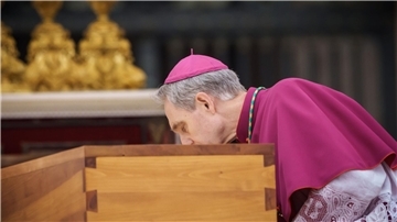 Benedikts langjähriger Privatsekretär Georg Gänswein kniet am Sarg des verstorbenen emeritierten Papstes.