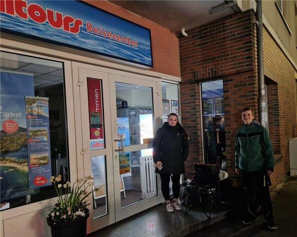 Benita Buß (li.) und ihr Bruder haben es sich bereits ab drei Uhr in der Nacht vor dem überdachten Eingang des Reisecenters gemütlich gemacht, um Tickets für die Final-Spiele der Pinguins zu bekommen.