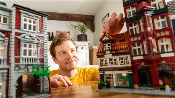 Benjamin Albrecht baut Gebäude in Lüneburg mit Legosteinen nach. Die Stadt zieht durch die Filmserie „Rote Rosen“ zahllose Touristen an. Nun sollen die Lego-Häuser auch im Museum zu sehen sein.