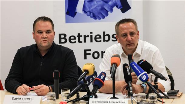 Ford-Jobabbau: Betriebsrat bangt um Zukunft des Standorts Benjamin Gruschka (r), Vorsitzender des Gesamtbetriebsrates der Ford-Werke, spricht neben David Lüdtke, IG-Metall-Sprecher bei Ford, auf einer Pressekonferenz nach der Betriebsversammlung.