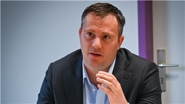 Mann mit Sakko, Hand, im Hintergrund Tür