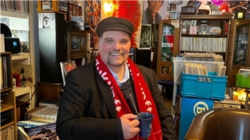 Benjamin Koch-Böhnke an einem seiner Lieblingsorte: in Jan Iso Jürgens Plattenladen „Isovinyl" in Buxtehude.