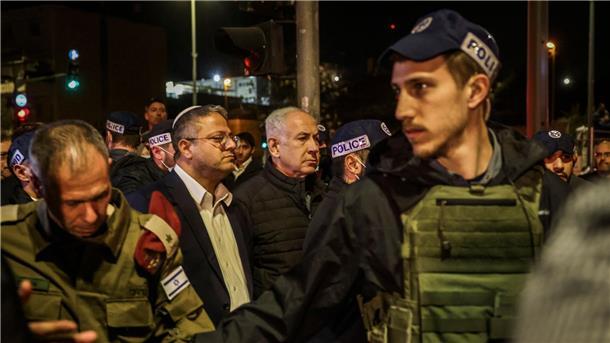 Zwei Anschläge in Jerusalem, zwei Versuche im Westjordanland Benjamin Netanjahu (Mr), Premierminister von Israel, und Itamar Ben-Gvir (ML), Minister für nationale Sicherheit von Israel, besuchen den Tatort in der Nähe einer Synagoge.
