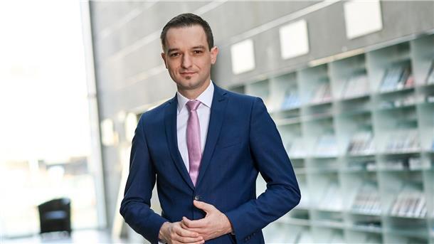 Benjamin Strasser (FDP), Parlamentarischer Staatssekretär, ist für einen Bürokratieabbau im Kampf gegen die Rezession.