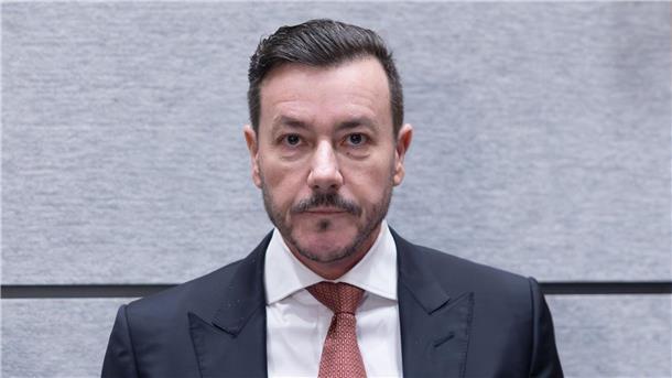 Benko vor Gericht: Ex-Milliardär bekennt sich nicht schuldig Benko-Prozess unter großem Medien-Interesse gestartet.