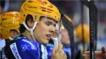 Pinguins-Stürmer Roßmy spielt sich in die Nationalmannschaft Ein Eishockeyspieler schnüffelt an Riechsalz