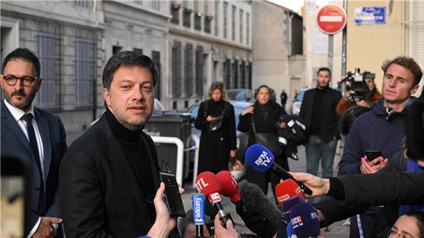 Benoit Payan (2.v.l), Bürgermeister von Marseille, spricht mit Journalisten, nach dem Einsturz eines Gebäudes in der Innenstadt.