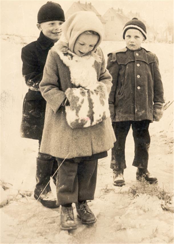 Als die Winter in Nordenham noch kälter waren Benutzt eigentlich heutzutage noch jemand einen Muff, um die Hände warm zu halten? Mitte der 1950er Jahre war das noch so, wie das Mädchen auf dieser Aufnahme beweist.