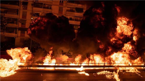 Griechenland und Zypern: Verletzte nach Osterfeuerwerk Benzinbomben explodieren während der Feierlichkeiten zum orthodoxen Osterfest in Athen.