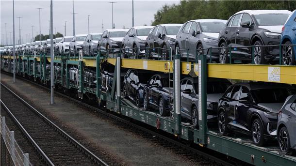Autoabsatz in EU erholt sich von Engpässen Bereit zur Auslieferung: E-Autos von VW in Zwickau.