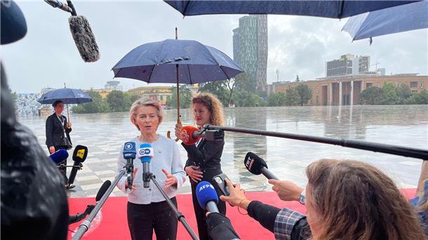 Bereitet einen Vorschlag für ein neues Sanktionspaket vor: EU-Kommissionspräsidentin Ursula von der Leyen. (Archivbild)