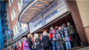 Schlange vor einem Gebäude: Fans wollen zum Public Viewing des Spiels der Fischtown Pinguins aus Bremerhaven.