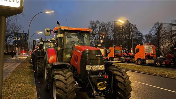 Bauernproteste: So unterstützen die Landwirte aus unserer Region die Großdemo Bereits mehrere Hundert Meter vor dem großen Kreisel an der Siegessäule reihen sich Traktoren und LKWs aneinander.