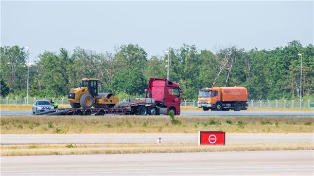Flughafen Frankfurt schließt kurzzeitig sanierte Landebahn  Bereits nach wenigen Betriebsstunden musste eine frisch sanierte Landebahn auf dem Frankfurter Flughafen kurzzeitig wieder geschlossen werden.