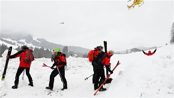 Mehrere Wintersportler sterben durch Lawinen Bergretter im Einsatz im Bereich Fieberbrunn. Die Lawinensituation in Österreich hat für zahlreiche Rettungseinsätze gesorgt.
