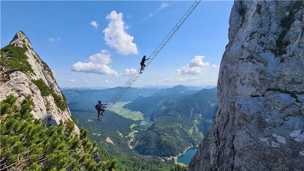 Zum Sterben schöne Fotos? Gefährliche Selfie-Hotspots Bergsteiger klettern die „Himmelsleiter“ am Donnerkogel im Dachsteingebirge im Salzkammergut hinauf.