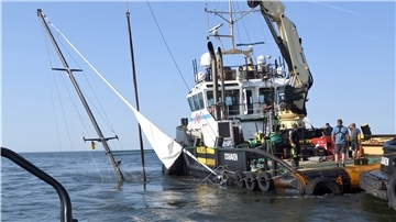 Bergung der gesunkenen Admiral's-Cup-Siegeryacht „Rubin“ von 1973 in der Nordsee. Die 15 Meter lange Yacht, die inzwischen „Sharki“ heißt und Stettin als Heimathafen hat, hatte sieben polnische Segler an Bord und war gestern gesunken. Die vier Männer und drei Frauen konnten sich auf eine Rettungsinsel begeben, sie blieben alle unverletzt.