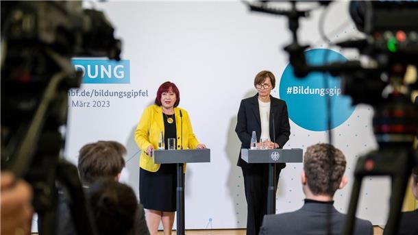 Berlins Bildungssenatorin Astrid-Sabine Busse (SPD, l) und Bundesbildungsministerin Bettina Stark-Watzinger (FDP) am Rande des Bildungsgipfels.