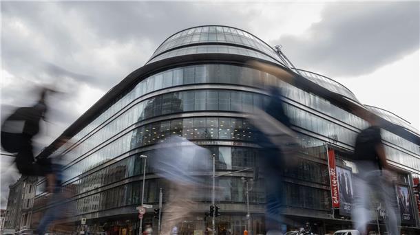 Galeries Lafayette schließt bereits Ende Juli Berlins Kultursenator Joe Chialo sieht das Projekt Zentral- und Landesbibliothek im noch als Luxuskaufhaus Quartier 207 von den Galeries Lafayette genutzten Gebäude als Stärkung gegen eine verfallende Friedrichstraße.