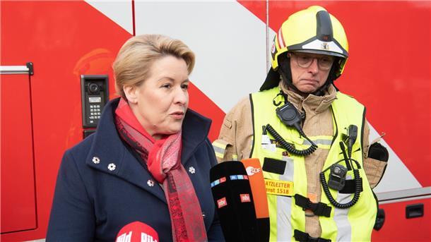 „Regelrechter Tsunami“ - Riesenaquarium in Berlin geplatzt Berlins Regierende Bürgermeisterin Franziska Giffey gibt vor dem Hotel ein Statement ab.