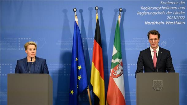 Länder wollen Energiepreisdeckel für Strom, Gas und Wärme Berlins Regierende Bürgermeisterin Franziska Giffey und NRW-Ministerpräsident Hendrik Wüst geben nach der MPK eine Pressekonferenz.