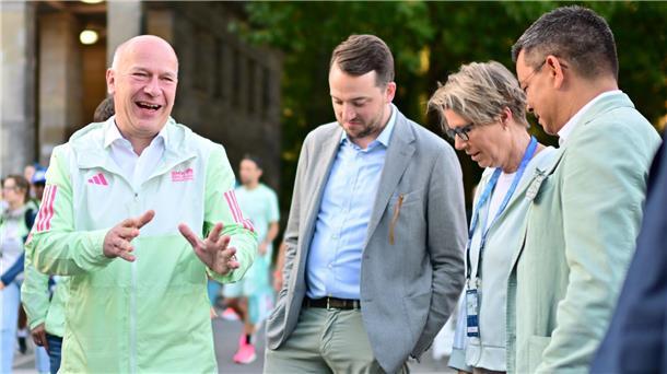 Berlins Regierender Bürgermeister Kai Wegner (l) gab das Startsignal.