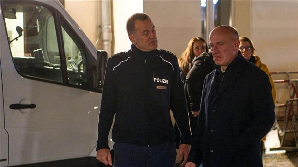 Angriffe auf Polizei, Hunderte Festnahmen in Berlin Berlins Regierender Bürgermeister Kai Wegner (r) wird bei einem Besuch der Polizeiwache an der Sonnenallee begrüßt.