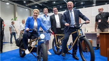 Berlins Wirtschaftssenatorin Franziska Giffey (l.) mit dem Regierenden Bürgermeister Kai Wegner (r.) auf der Internationalen Funkausstellung (IFA) in Berlin.