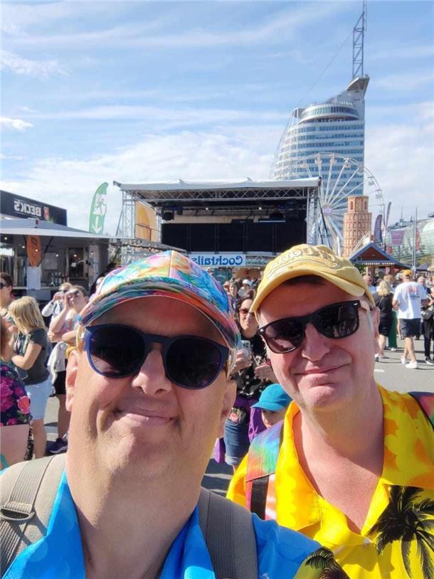 Bernd aus Hamburg (links) und Kalle aus München sind schon zum zweiten Mal bei den Maritimen Tagen in Bremerhaven. Mit dem 49-Euro-Ticket reisen sie durch Deutschland. Bald sind sie im Lübeck beim Christopher Street Day (CSD). Aber Bremerhaven hat es ihnen besonders angetan - nächstes Jahr wollen sie wiederkommen.