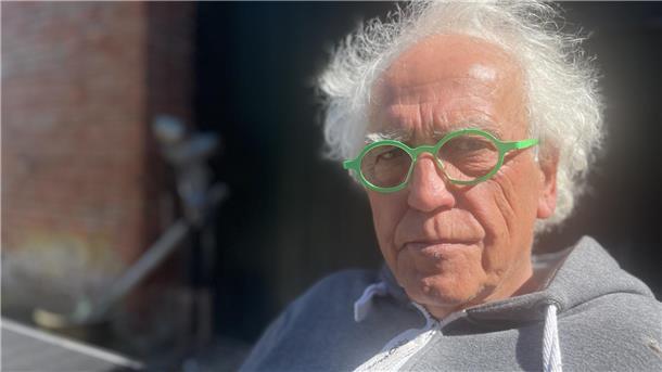 Porträt Mann mit grüner Brille
