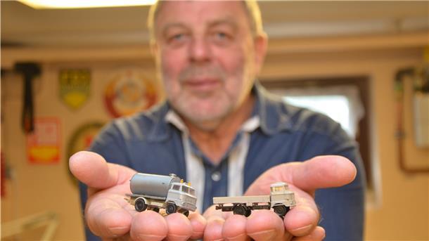Bernd Folkens von den TT-Bahnern zeigt, was aus einem Standard-Lkw (rechts) nach einem Umbau geworden ist.