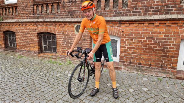 Bernd Kaminski aus Oldendorf radelt auch bei Wind und Wetter Ein Mann mit einem Rennrad.
