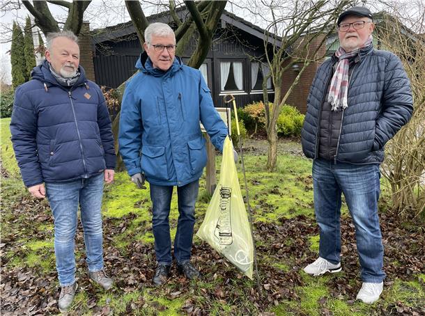 Bernd Lüttich, Dieter Schmidt und Uwe Möbius (von links) hoffen, dass sich ihre Müllstangen in der Praxis bewähren.