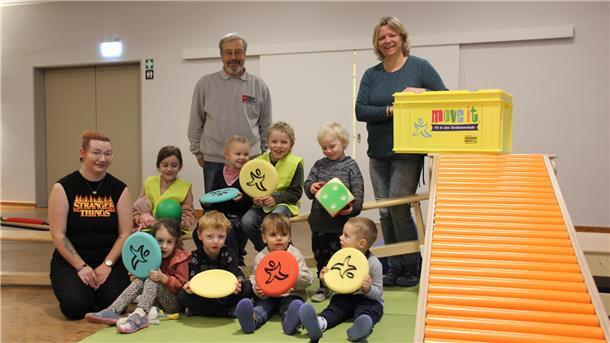 Bernd Pichlmeier unddie „Vituszwerge“ bei der Übergabe der neuen „move-it“-Box 