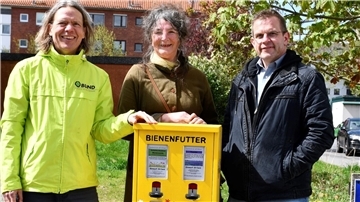 Der neue Blumensamen-Automat mit den Verantwortlichen.