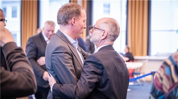 Bernd Schomaker ist neu gewählter Baustadtrat (rechts). Parteigenosse Hauke Hilz gratuliert.