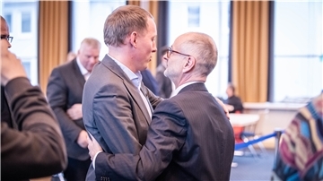 Bernd Schomaker ist neu gewählter Baustadtrat (rechts). Parteigenosse Hauke Hilz gratuliert.