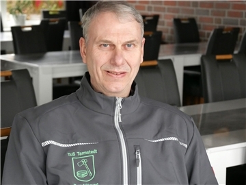 Bernd Sievert blickt in die Kamera. Der 60-Jährige ist Tarmstedter durch und durch und setzt sich für seine Gemeinde ein. Dafür bekommt er jetzt das Bundesverdienstkreuz.