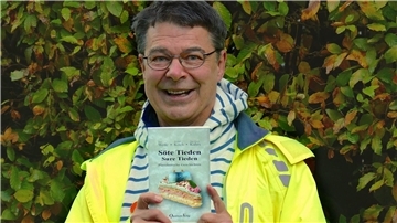 Bernhard Koch, der in Lamstedt-Wohlenbeck aufgewachsen ist, hat das Buch „Söte Tieden, sure Tieden“ gemeinsam mit Petra Wede sowie Hans-Hinrich Kahrs, der in Alfstedt wohnt und viele Jahre lang am Hemmoorer Gymnasium unterrichtete, herausgebracht.