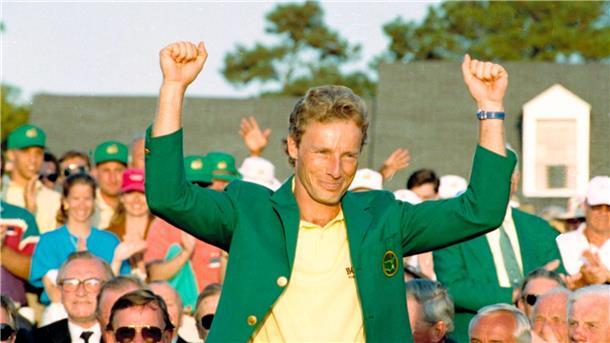 Langers Masters-Abschied in der Kathedrale des Golfsports Bernhard Langer erhält für seinen zweiten Masters-Triumph 1993 das traditionelle grüne Jackett für den Sieger.