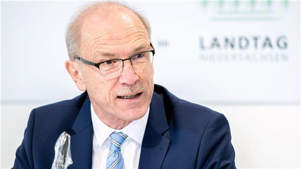Steuerzahlerbund sieht größeren Landtag kritisch Bernhard Zentgraf spricht.