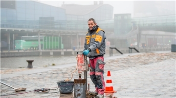 Berthold von der Firma Gerdes GmbH führt am Hafen Kernbohrungen durch, um die Grundlage für einen Schutzzaun zu schaffen.