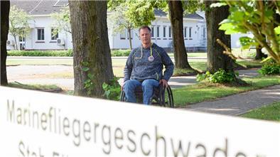 Beruflich ist Jörg Hinrichs beim Marinefliegergeschwader 5 in Nordholz fest verankert. Nach seinem Unfall wurde für ihn eine neue Stelle auf dem Stützpunkt geschaffen.