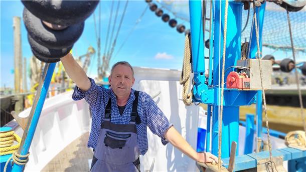 Kutterfischer Stephan Hellberg auf seinem Schiff "Nixe 2" in Dorum-Neufeld an der Wurster Nordseeküste im Landkreis Cuxhaven