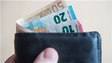 Geldscheine im Wert von fünf, zehn, zwanzig, fünfzig und hundert Euro stecken in einem Geldbeutel.