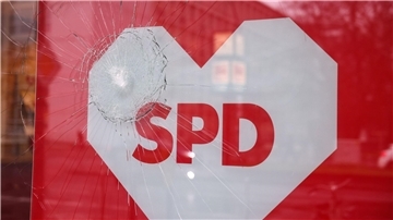 Beschädigte Fensterscheibe im Kurt-Schumacher-Haus, der Landesgeschäftsstelle der SPD in Berlin-Wedding.